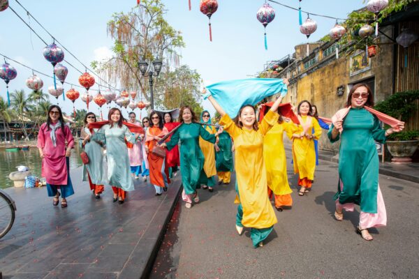 Chụp ảnh bình minh ở phố cổ Hội An